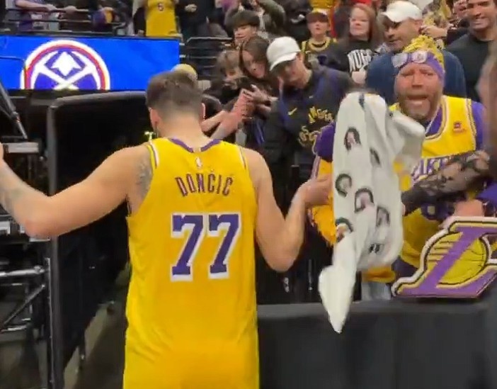 世界杯客户端安装包-詹姆斯和东契奇赛后都为球迷送上原味儿毛巾 球迷都欣喜若狂